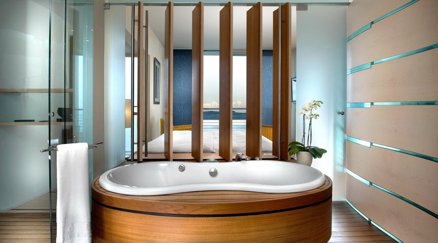 Bath tub with view