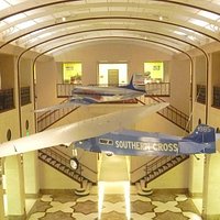 吹き抜けの天井から吊り下がるモデルプレーン
