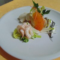 Crudo marinato, cuore di tarocco, finocchio croccante