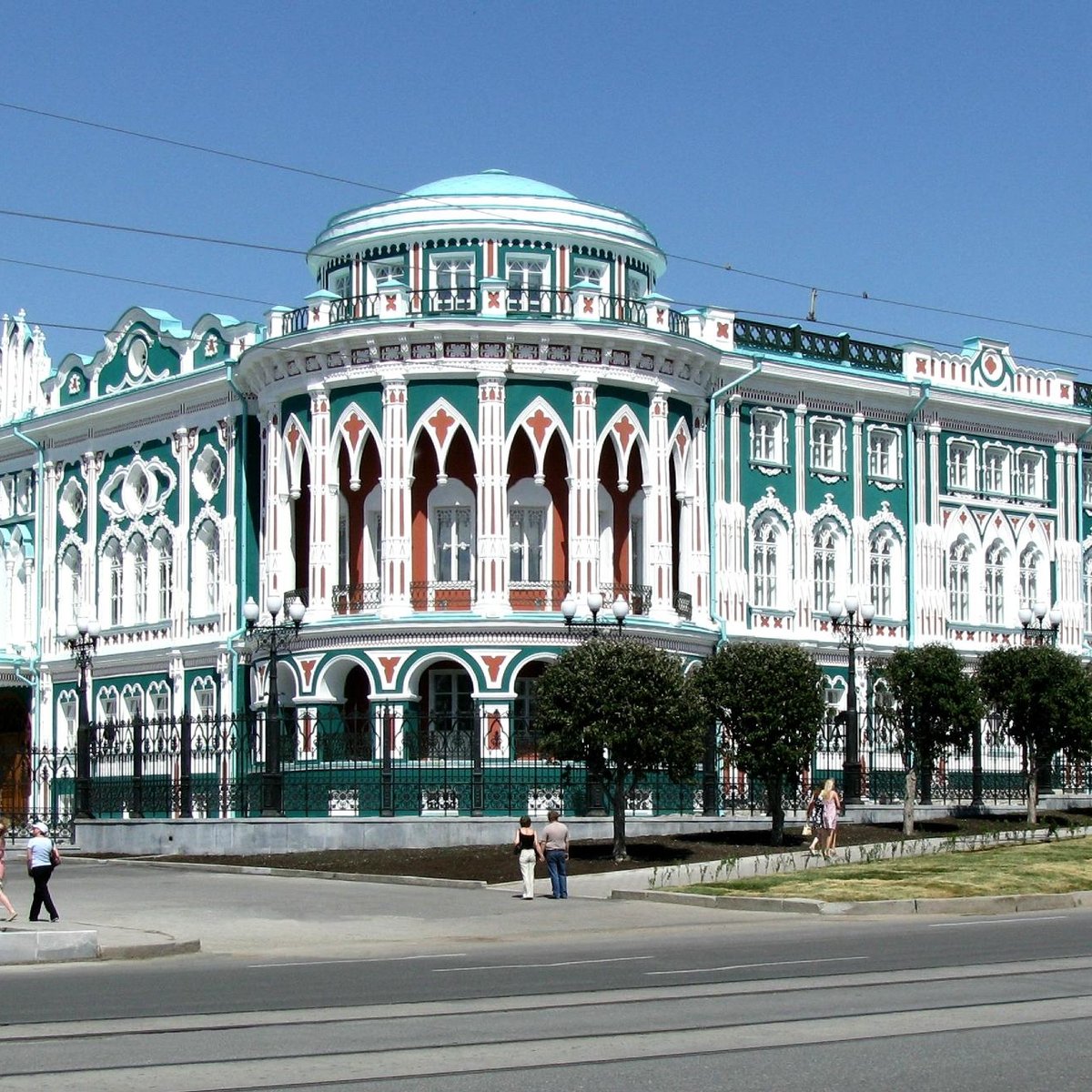 Екатеринбургские здания. Дом Севастьянова Екатеринбург. Екатеринбург. Плотинка. Дом Севастьянова. Дом Севастьянова (дом профсоюзов). Достопримечательности Екатеринбурга дом Севастьянова.