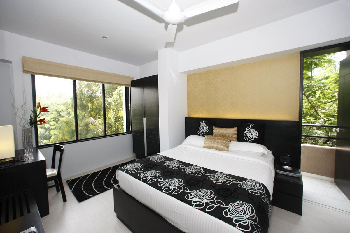 AR Suites Fontana Bay, hotell i Pune
