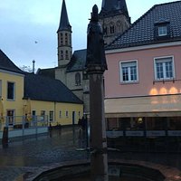 beeld(je) midden op het marktplein