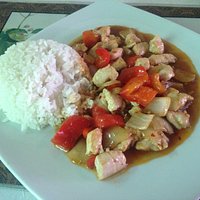 Pollo in salsa piccante accompagnato da riso bianco! Un ottimo piatto sano allo stesso tempo mol