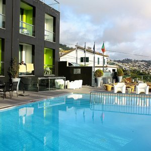 Piscina y hotel