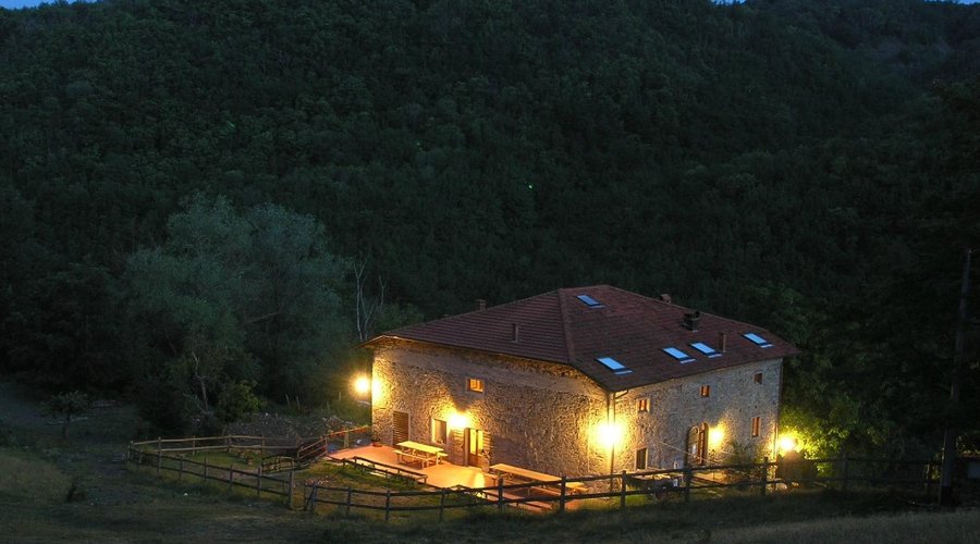 Veduta notturna dai prati intorno alla casa