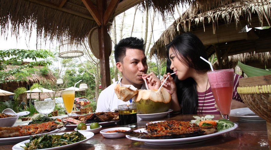 Couple Enjoying Minahasa Food