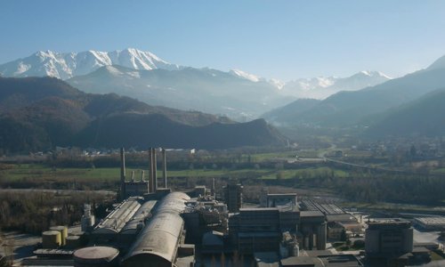 Vista sul cementificio al confine con Roccavione, sullo sfondo la Val Vermenagna