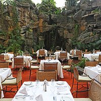Siendo el único restaurante de Guatemala con atrium, rodeado de vegetación y una cascada.