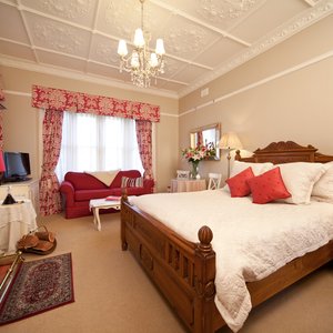 Romantic Dame Edna Deluxe Spa Suite