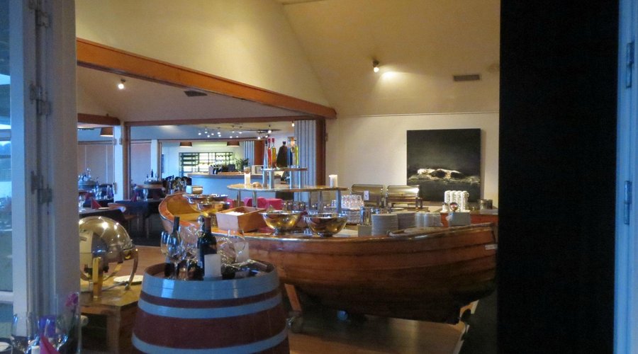 Restauranten, med skibet, hvor morgenmadsbuffeten bliver serveret fra