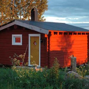 Blockhaus vom WildB&B in der Mitternachtssonne.