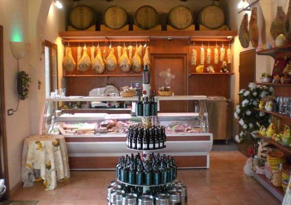 L'interno del punto vendita Food Farm