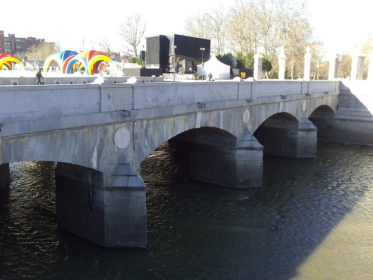Explanada puente del rey en la zona de madrid río