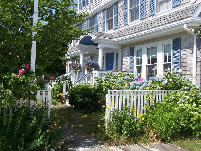 AN ENGLISH GARDEN BED AND BREAKFAST - Prices & B&B Reviews (Cape Cod