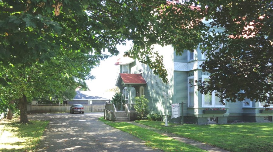 Maple Shade Tourist Home: Main Entrance