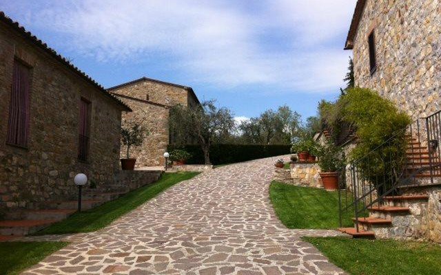 Viale principale del Resort Antico Casale di Scansano