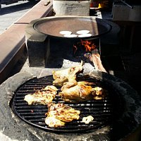 Todo se cocina al natural... a pura leñita ..