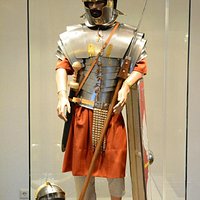 Modelle in Originalgröße zeigen die Bewaffnung der Soldaten