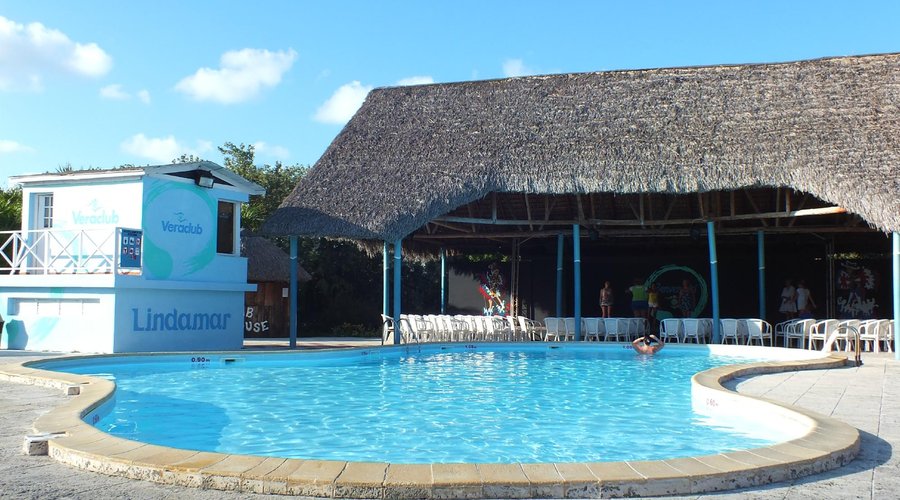 La piscina al Lindamar, sullo sfondo il teatro