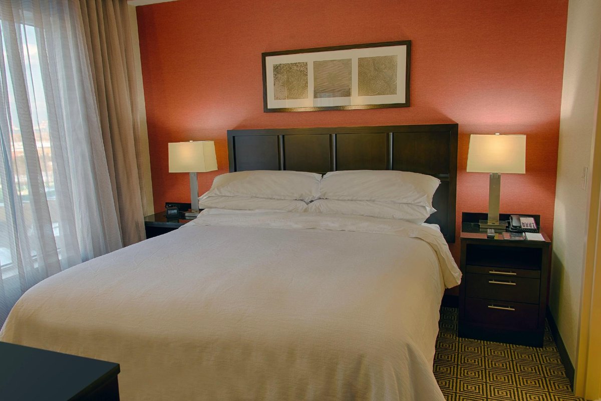 Embassy Suites Newark Airport - hotel rooms