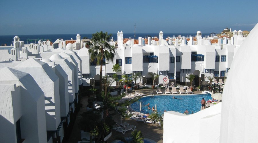 Blick vom Balkon auf Pool und Umgebung