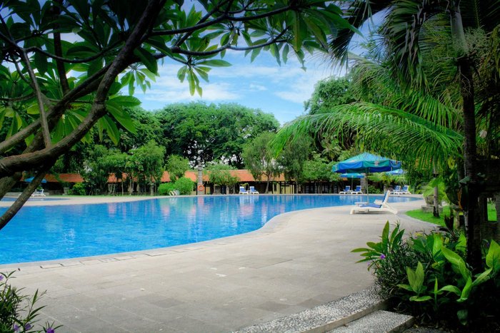 Singgasana Hotel Surabaya Pool: Pictures & Reviews - Tripadvisor