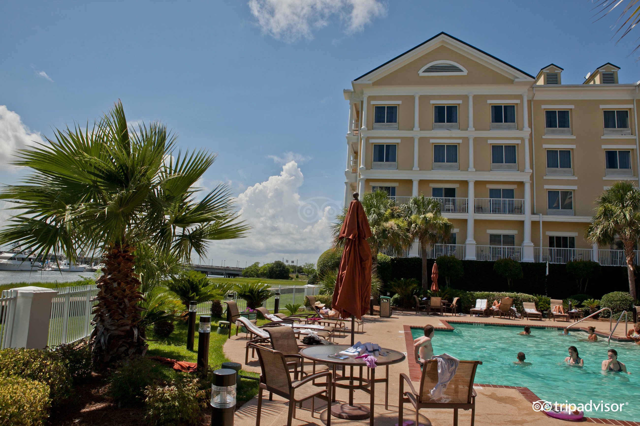 Courtyard By Marriott Charleston Waterfront Pool Pictures Reviews   Pool  V945096 33 