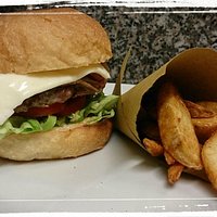 Hamburger Italy con patate alla paprika