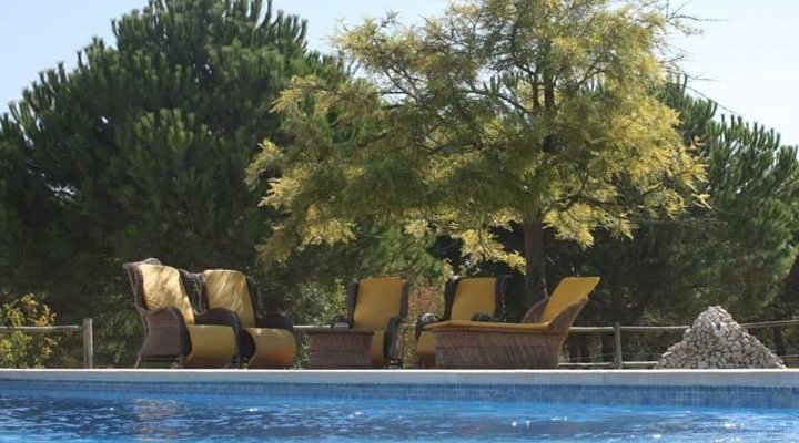 Esplanada junto à piscina
