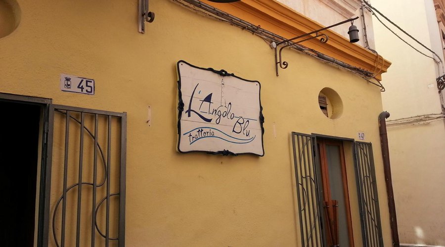 L'insegna de "L'Angolo Blu"
