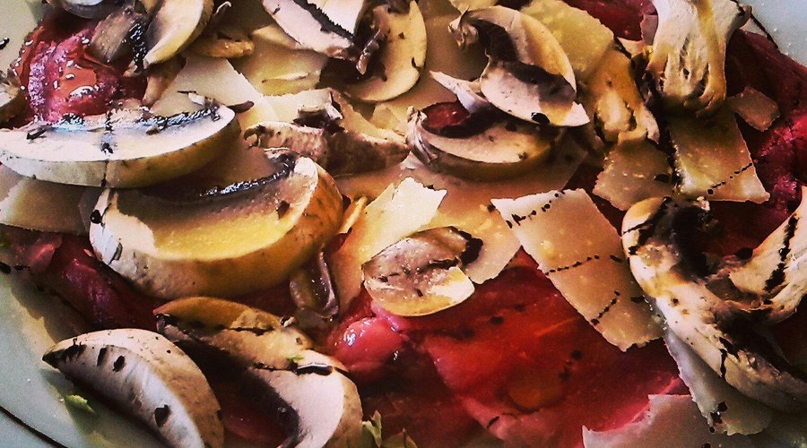 Carpaccio di magatello con funghi