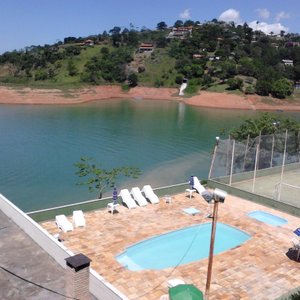 Piscina, quadra e represa ao fundo!
