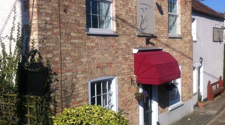 Five quality ensuite bedrooms in a delightful riverside setting