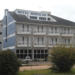 Frente ao Hotel A MURALHA