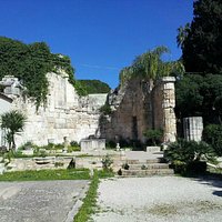 interno, sullo sfondo l'altare