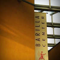Il grande stendardo del Barilla Center si trova all'entrata principale che si affaccia su Via Em