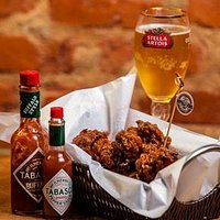 Buffalo Wings: asinhas de frango crocantes acompanhadas de molho tabasco e uma Stella gelada.