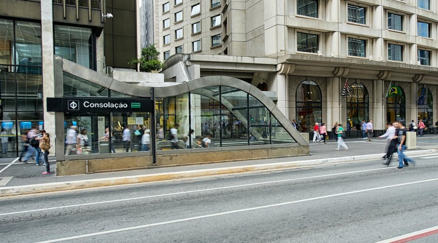 O hotel está localizado em frente à estação de Metrô Consolação.