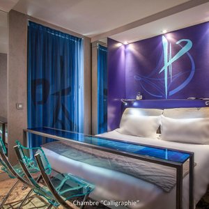 Apostrophe room with hydromassage shower