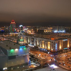 В 50 метрах от нас ТРЦ Керуен с фудкортами и ресторанами