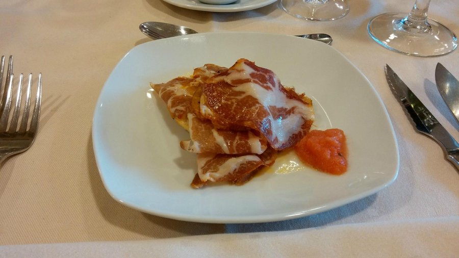 Paleta iberica con pan tumaca y salsa de yema