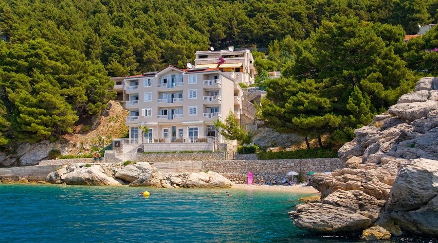 Panoramski pogled na more i pripadajuću plažu sa mora