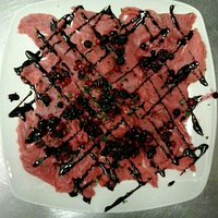 Il carpaccio di manzo con frutti di bosco e glassa al balsamico