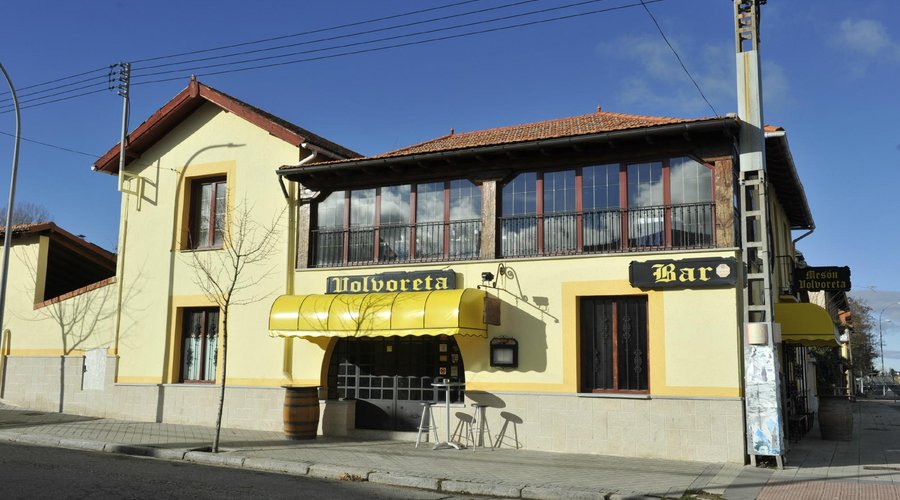 Fachada y entrada principal del restaurante
