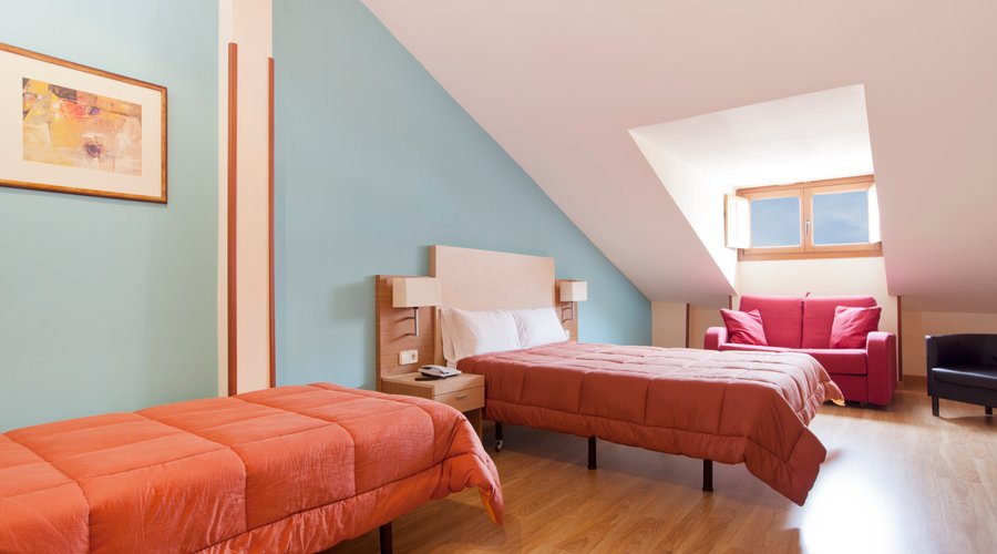 Habitación familiar, abuhardillada