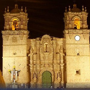 Catedral en Plaza de Armas Puno - Hotel Sauna en Puno