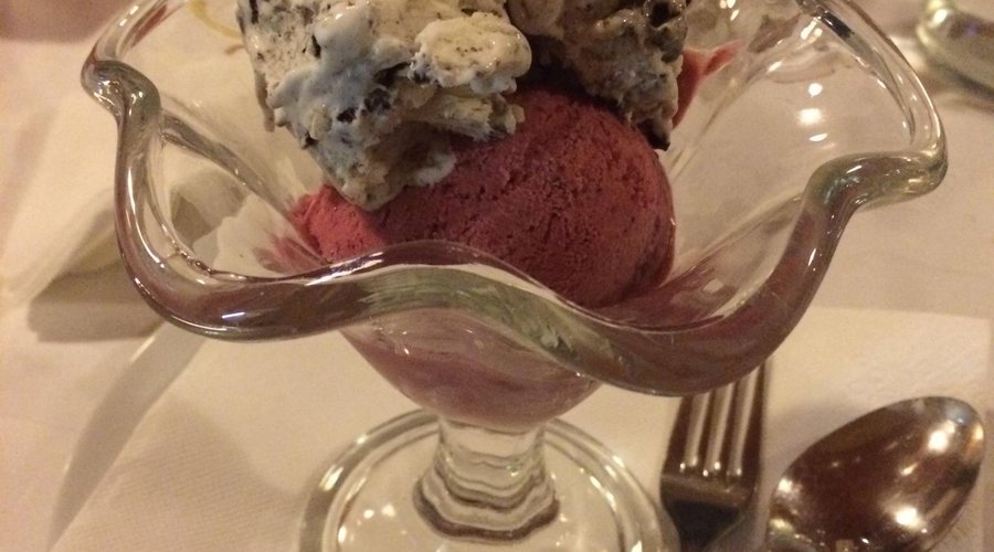 Gelado caseiro de frutos silvestres e de bolacha oreo