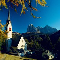 la chiesetta di San Giacomo e il Sassolungo