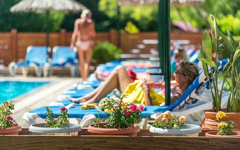 Swiming pool & sunbeds