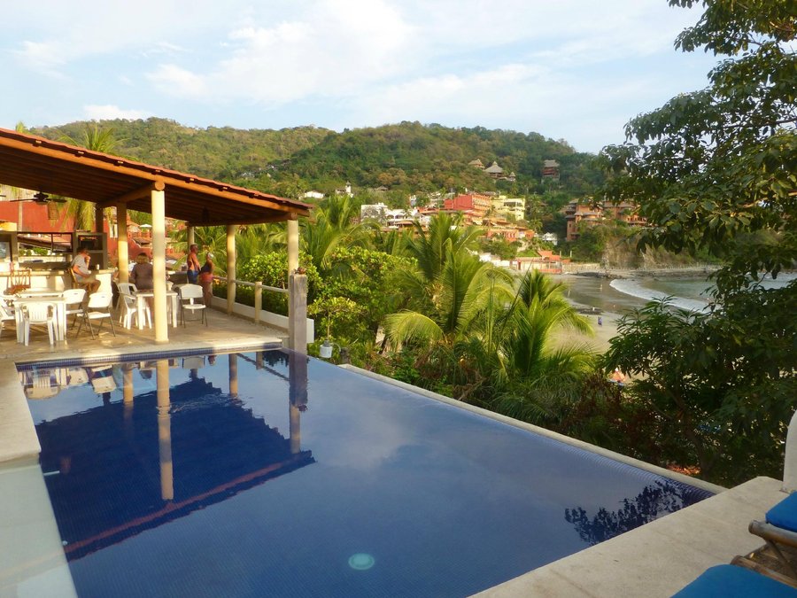 BUNGALOWS LA MADERA - Prices & Inn Reviews (Zihuatanejo, Mexico ...